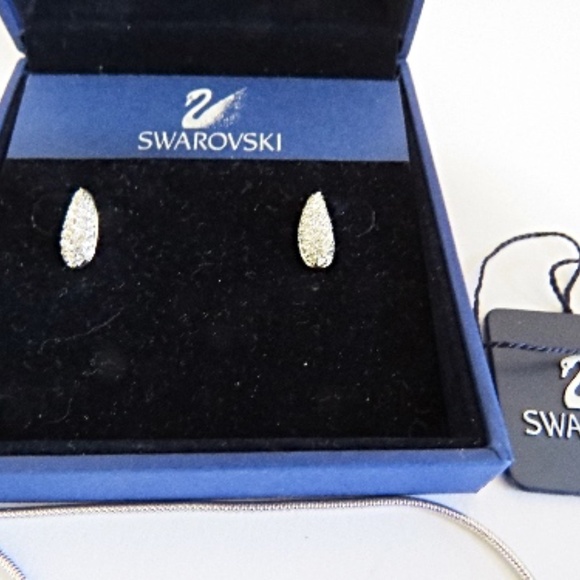 Swarovski Wonders of the Sea Eternity Blue Sea Scallop Shell Necklace & Earrings - Picture 3 of 8